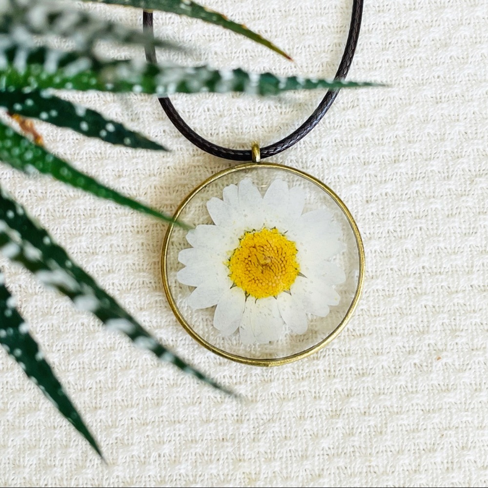 Flower resin necklace